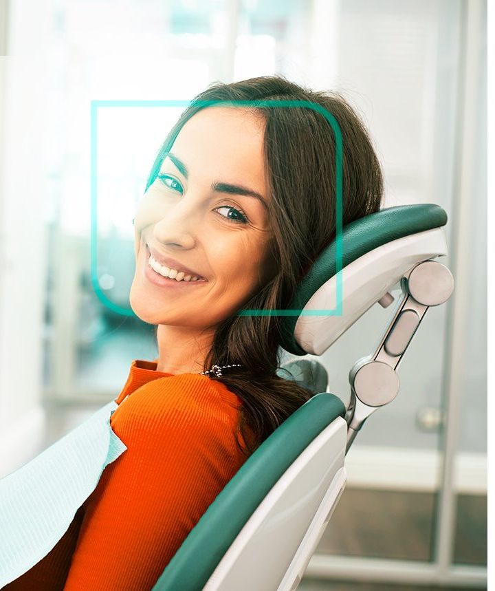 Paciente sorrindo na cadeira da OdontoVida